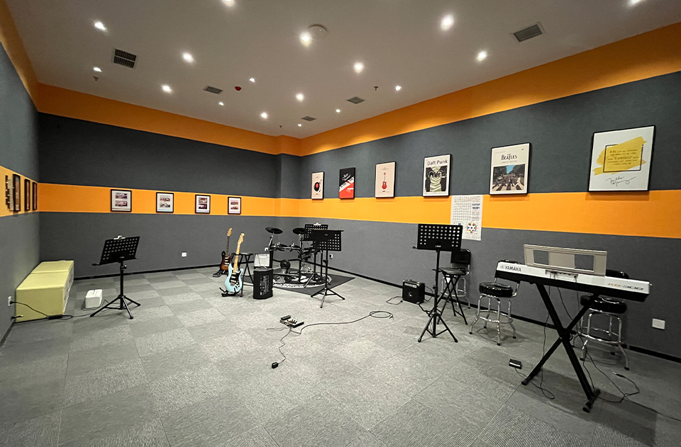 Jinqiu International - Band Room